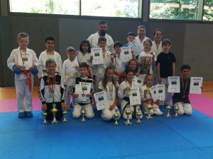 Kleine Karatekas mit Kampfgeist auf Platz 1