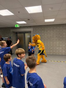 Abklatschen mit dem Maskottchen „Conny“ der Rhein-Neckar Löwen
