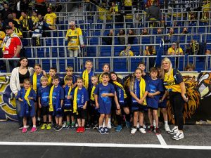 Kids mit Betreuerinnen vor dem Spiel